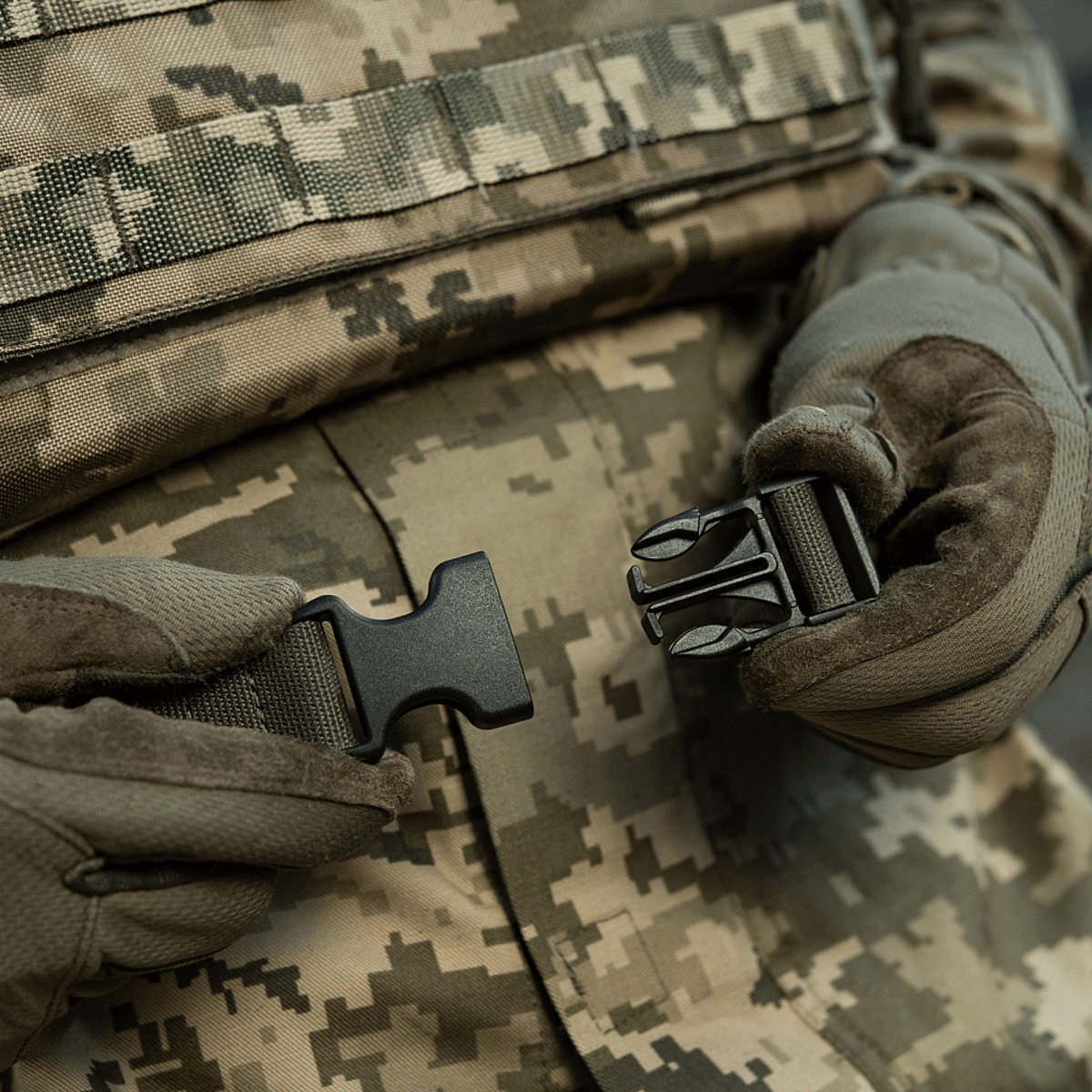 M-Tac Siddeunderlag med bælte i camouflage med solid bæltespænde. Ideel til udendørs eventyr og komfortabel siddeoplevelse.