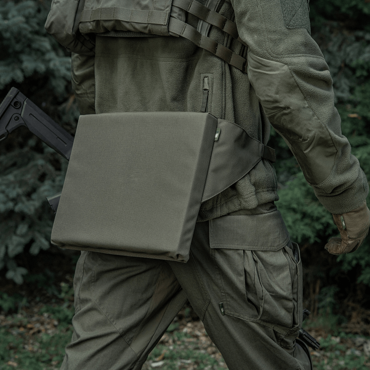 M-Tac Siddeunderlag med bælte i brug i udendørs omgivelser. Militær inspireret design for komfort og funktionalitet.