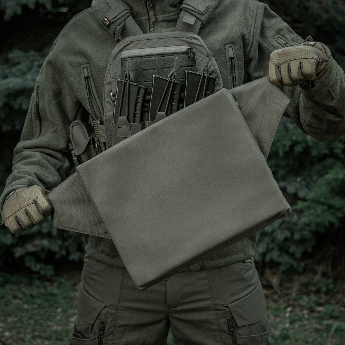 M-Tac Siddeunderlag med bælte i naturligt miljø