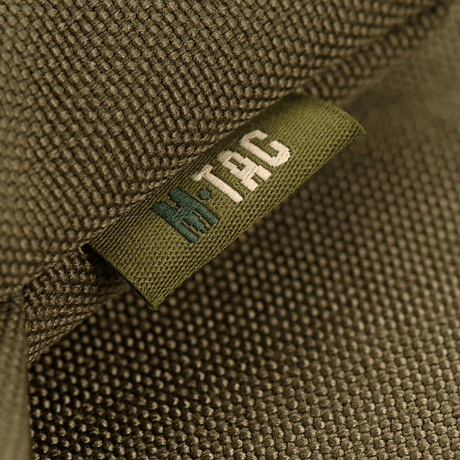 M-Tac Siddeunderlag med bælte i holdbart materiale med synlig logoetiket, ideel til udendørs brug.