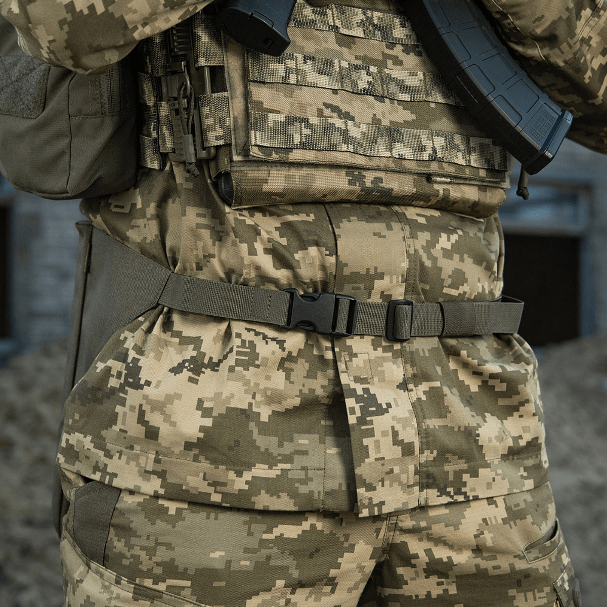 M-Tac Siddeunderlag med bælte i kamuflage design for udendørs aktiviteter.