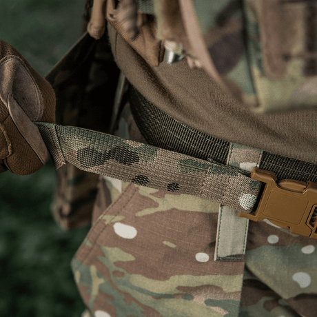 M-Tac Siddeunderlag med Bælte – Multicam, designet til funktionalitet og komfort under feltforhold, viser camouflagemønsteret fra Crye Precision.