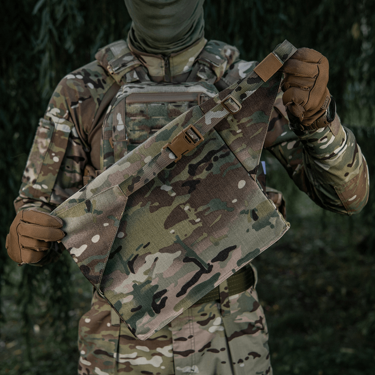 M-Tac Siddeunderlag med Bælte – Multicam, designet til komfort og beskyttelse i felten, viser holdbar Multicam-camouflage.