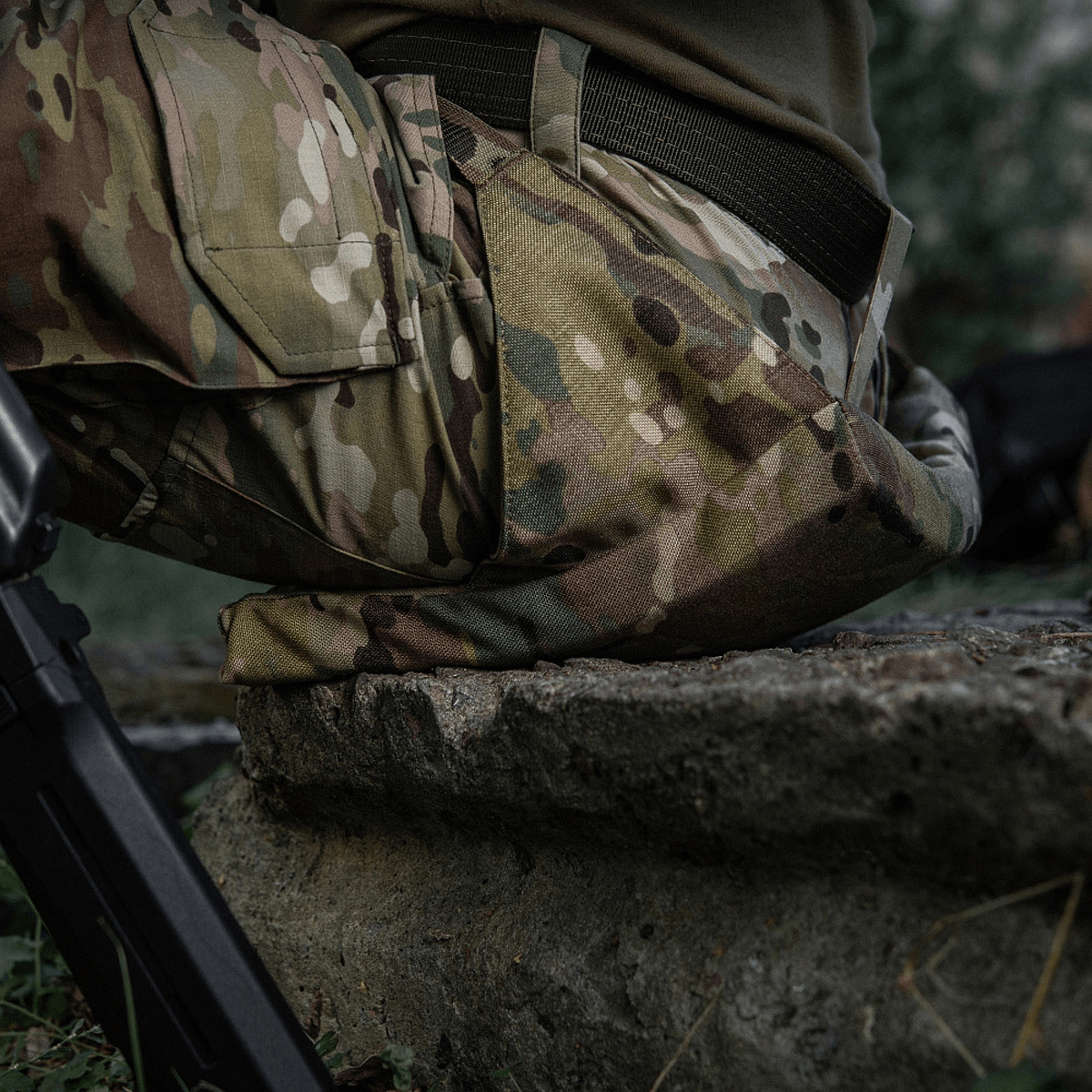 M-Tac Siddeunderlag med Bælte – Multicam i brug udendørs for komfort og beskyttelse mod kulde og fugt