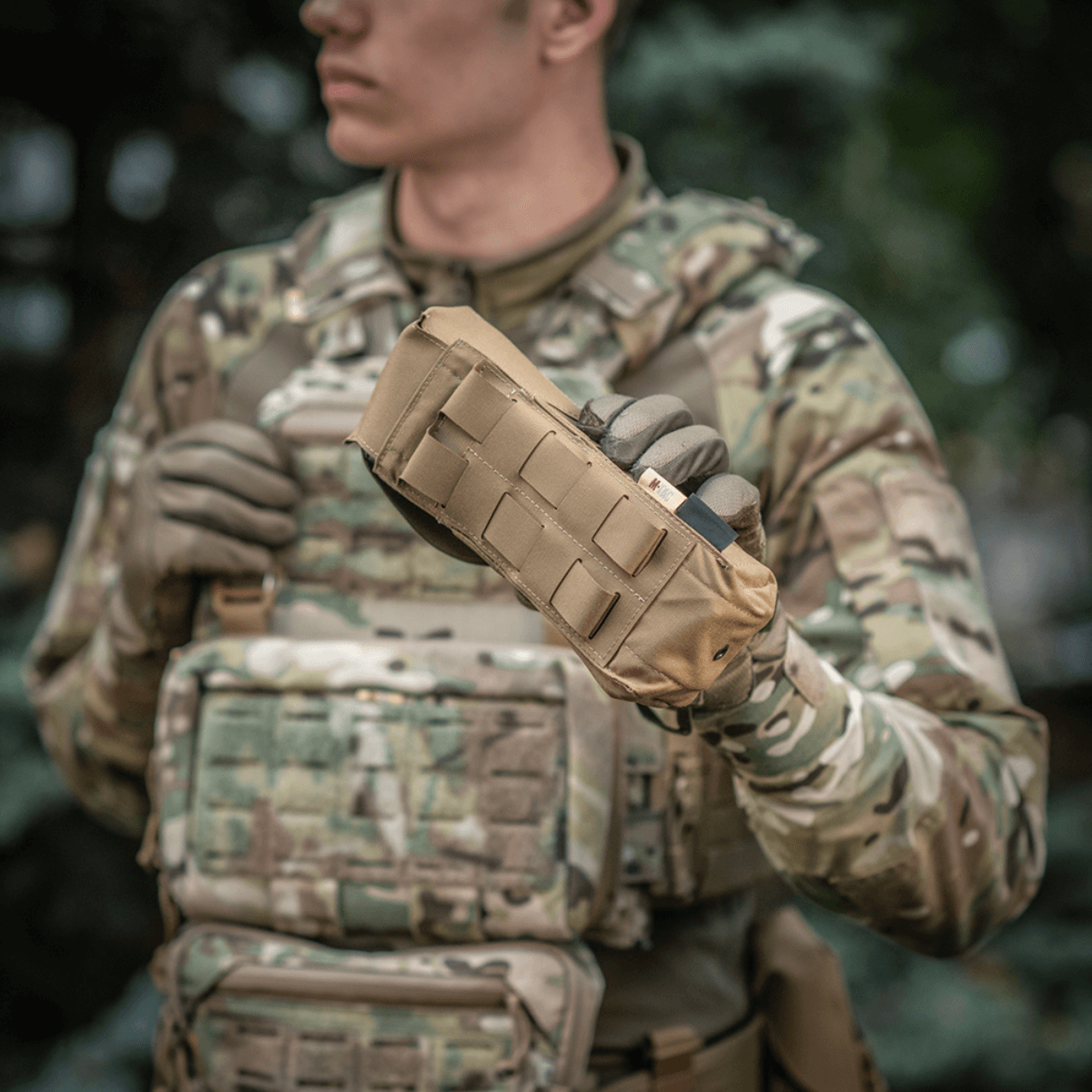 M-Tac Dobbelt Magasin Taske med Fastex Lukning i brug af person med militært udstyr