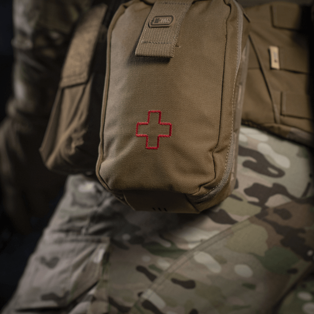 M-Tac Medical Pouch Rip Off monteret på militært MOLLE panel, klar til hurtig adgang til førstehjælpsudstyr.
