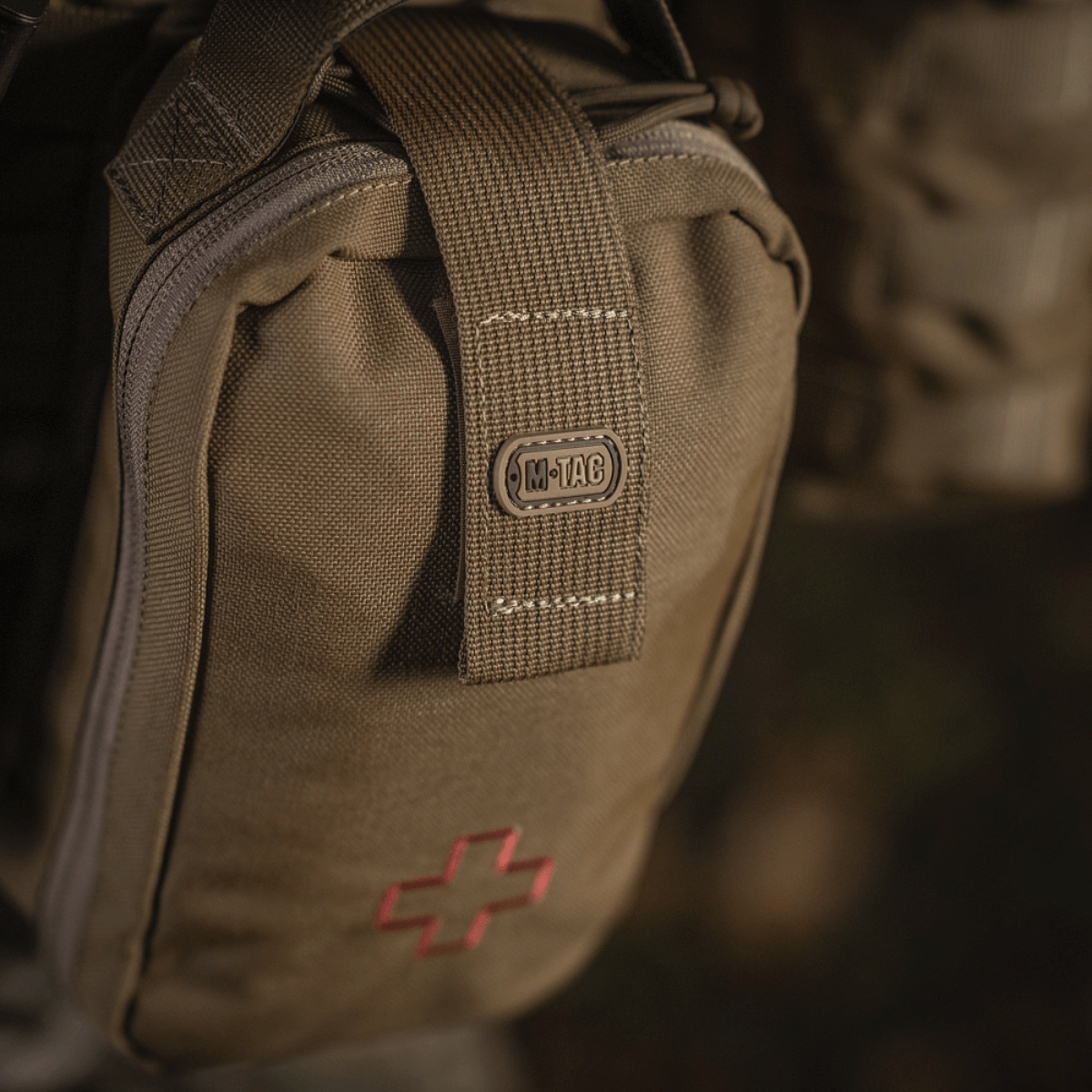 M-Tac Medical Pouch Rip Off monteret på MOLLE Velcro-panel; opbevaring af førstehjælpskit i taskens robuste hovedrum med lynlås.