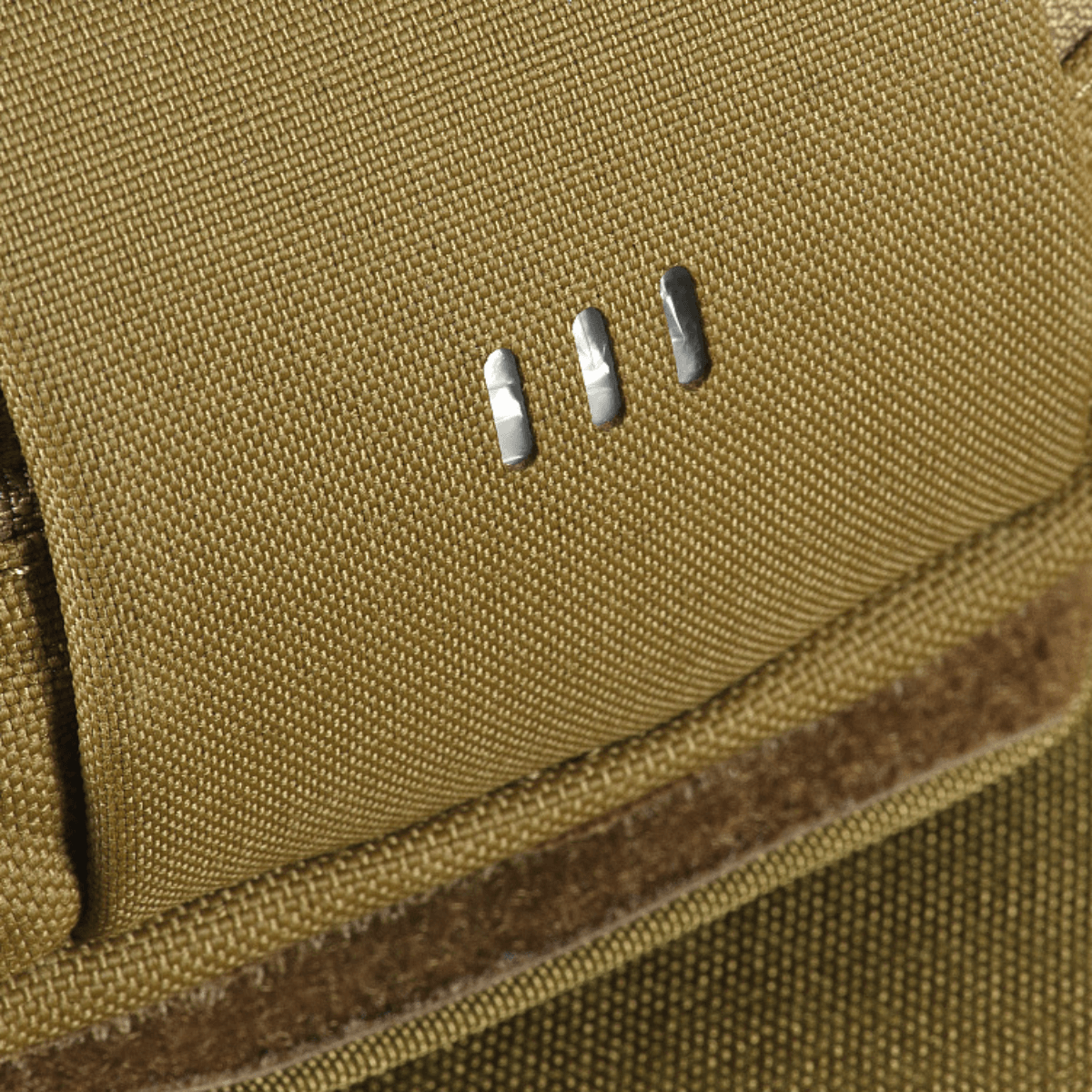 Detalje af M-Tac Medical Pouch Rip Off i robust stof og velcro. Ideel til førstehjælpsudstyr, kompatibel med MOLLE systemer.