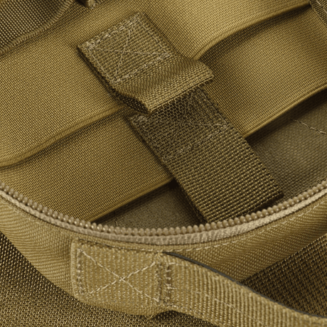 Nærbillede af M-Tac Medical Pouch Rip Off, viser taskens robuste lynlås og modulære design til førstehjælpsudstyr.