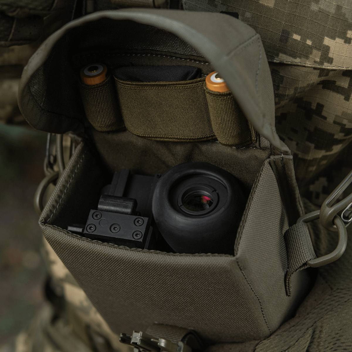 M-Tac Taske til Natkikkert PVS-14 med beskyttende design og elastiske stropper til sikker transport af natkikkertudstyr.