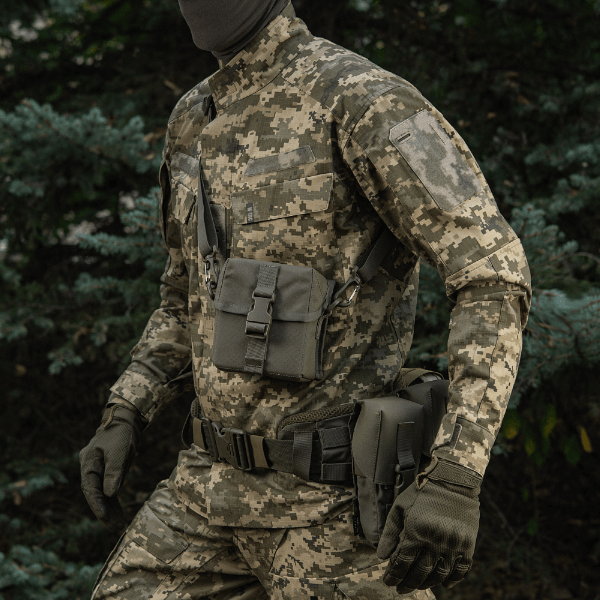 Person i camouflage tøj med M-Tac Taske til Natkikkert PVS-14 til sikker opbevaring af natkikkerter.