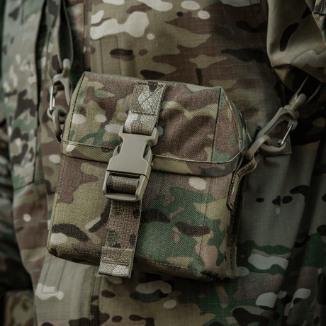 M-Tac Taske til Natkikkert PVS-14 i camouflage design monteret på soldatens uniform.