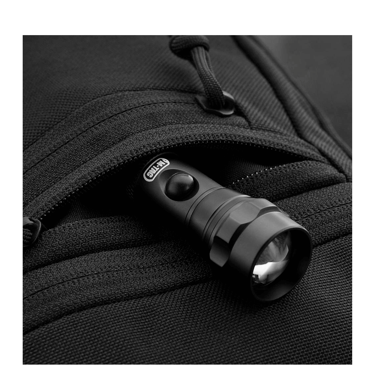 Lommelygte i lomme på M-Tac Carry Sling Taske Elite Gen.IV, designet til skjult bæring og hurtig adgang.