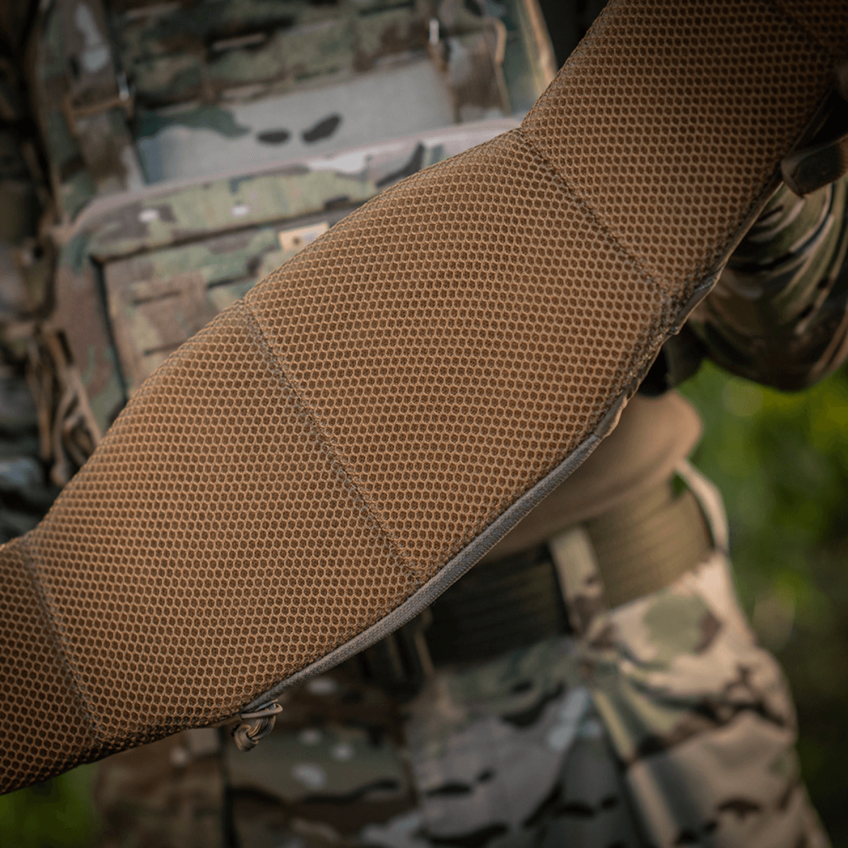 M-Tac War Belt ARMOR i brug, detalje af slidstærkt Cordura 500D med MIL-SPEC MOLLE-webbing på taktisk bælte.