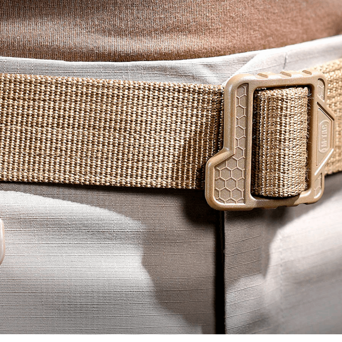 M-Tac Double Duty Taktisk Bælte Hex i brug, robust og holdbart design til taktiske opgaver og hverdag, beige bælte på bukser