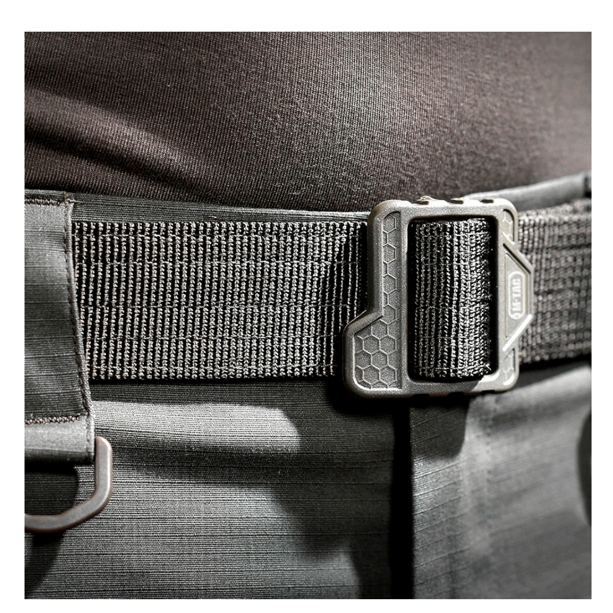 M-Tac Double Duty Taktisk Bælte Hex i sort til hverdag og taktiske opgaver, lavet af slidstærkt nylon for maksimal holdbarhed og komfort.