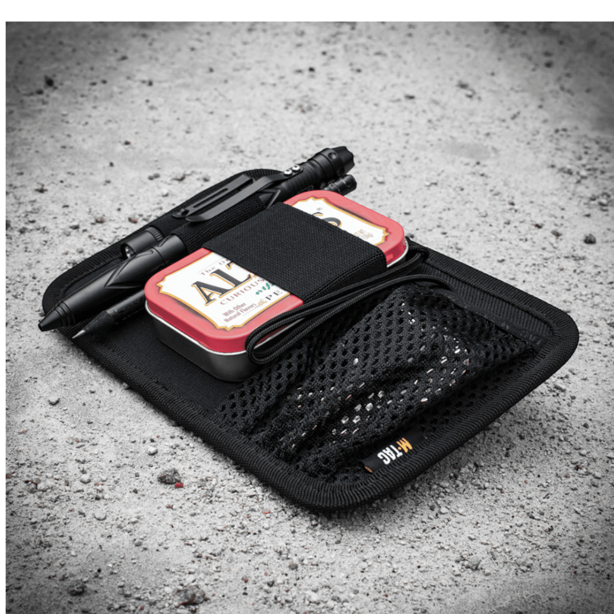 M-Tac Hook & Loop Low Profile Admin Panel, modulær organizer for taktisk pen, lommelygte, multitool i sort på grå baggrund.