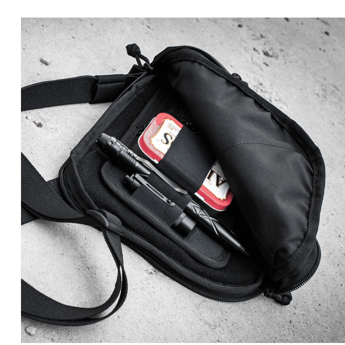 M-Tac Hook & Loop Low Profile Admin Panel i brug, der viser organisering af taktisk pen, lommelygte og gadgets i en rygsæk.