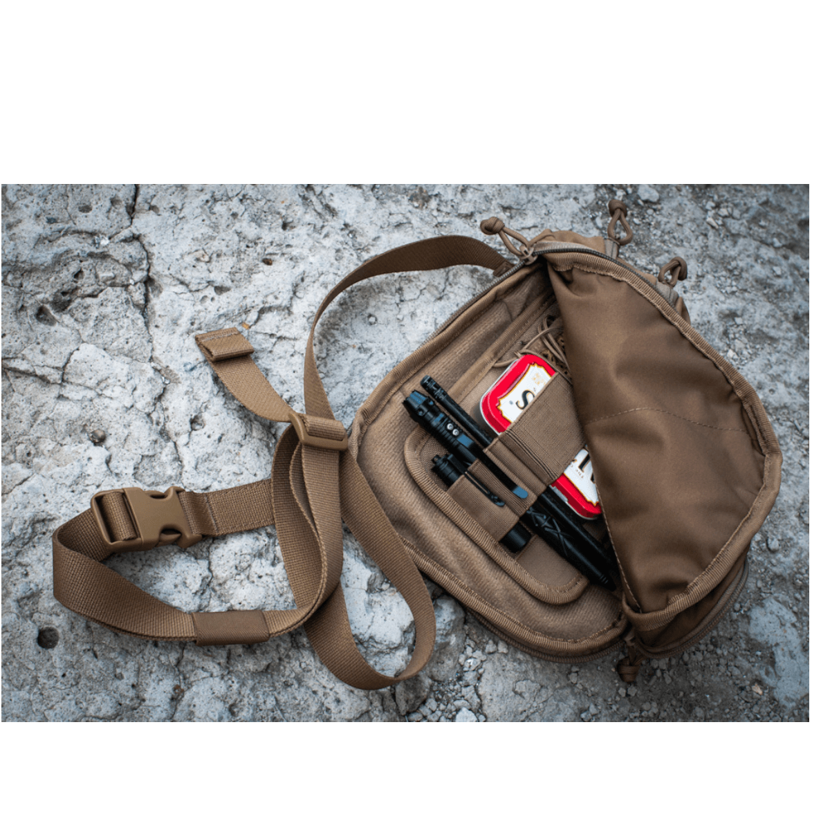 M-Tac Hook & Loop Low Profile Admin Panel i en åben taske på betonbaggrund, viser elastiske fastgøringer til gadgets, taktiske penne og udstyr.