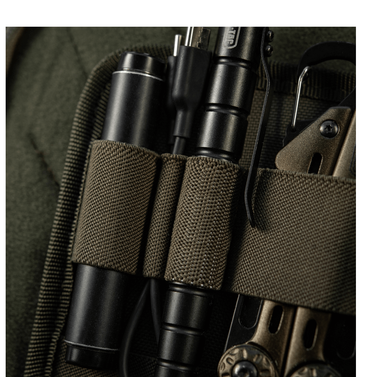 M-Tac Hook & Loop Low Profile Admin Panel med taktiske værktøjer som lommelygte og multitool, ideel til hverdagens organisering.