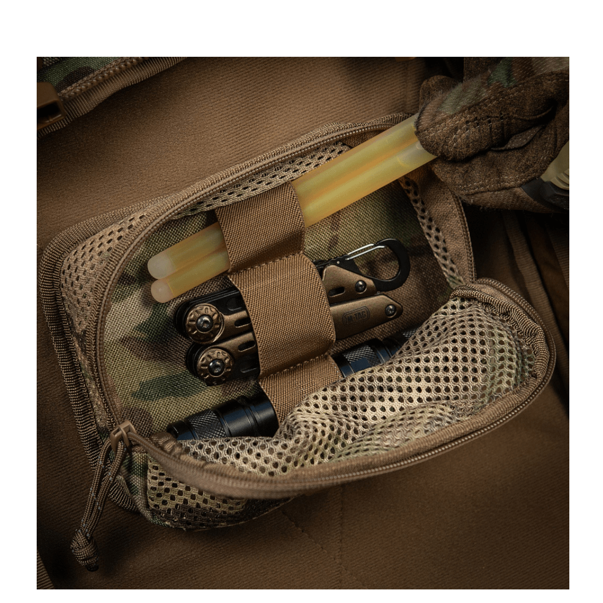 M-Tac Hook & Loop Utility Panel med lynlåslomme, der organiserer værktøjer og småting effektivt i en taske, vises med indhold i mesh-lomme.