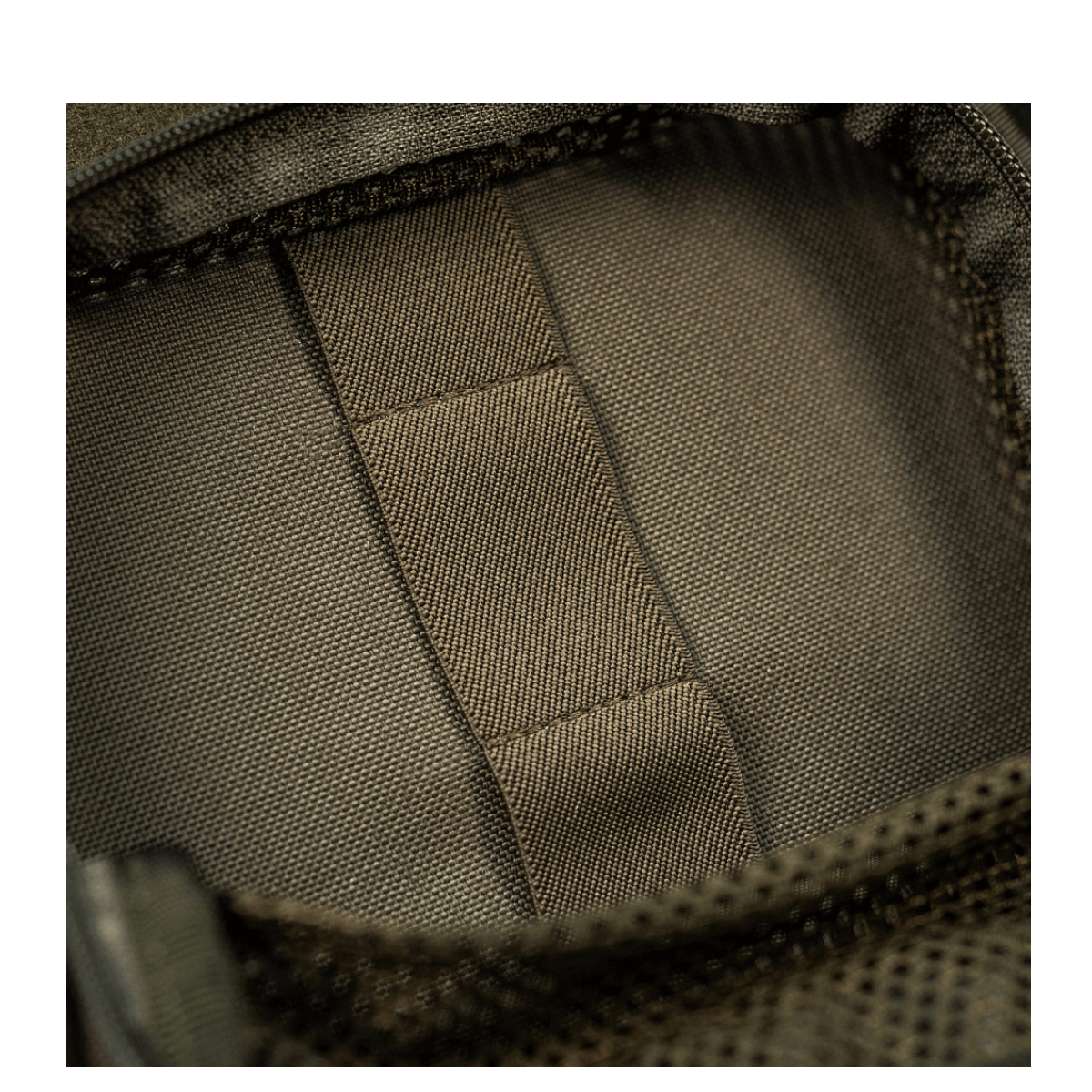 Indvendig visning af M-Tac Hook & Loop Utility Panel med lynlåslomme og hook-fastener i en taske eller rygsæk.