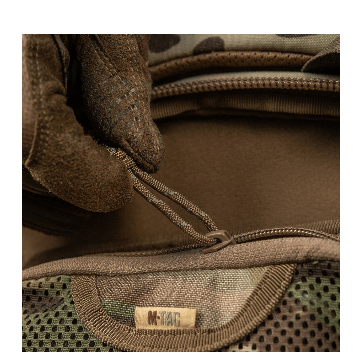 Brun M-Tac Hook & Loop Utility Panel med lynlåslomme til organisering i tasker, velegnet til indvendige loop-paneler, 19x13 cm.