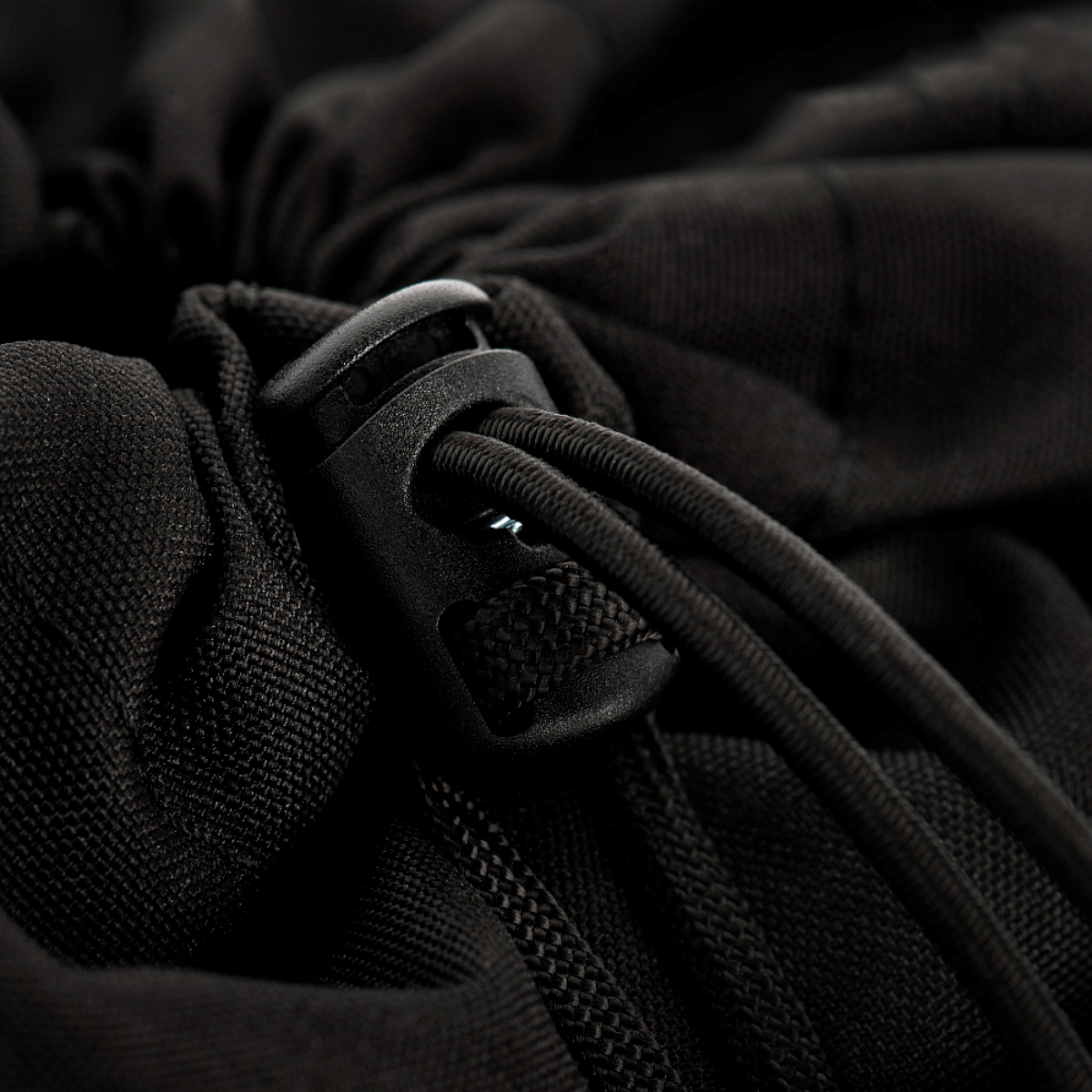 Nærbillede af M-Tac Mag Drop Pouch Elite med hurtig-udløsningssystem, der demonstrerer taskens sikkerhed og funktionalitet.