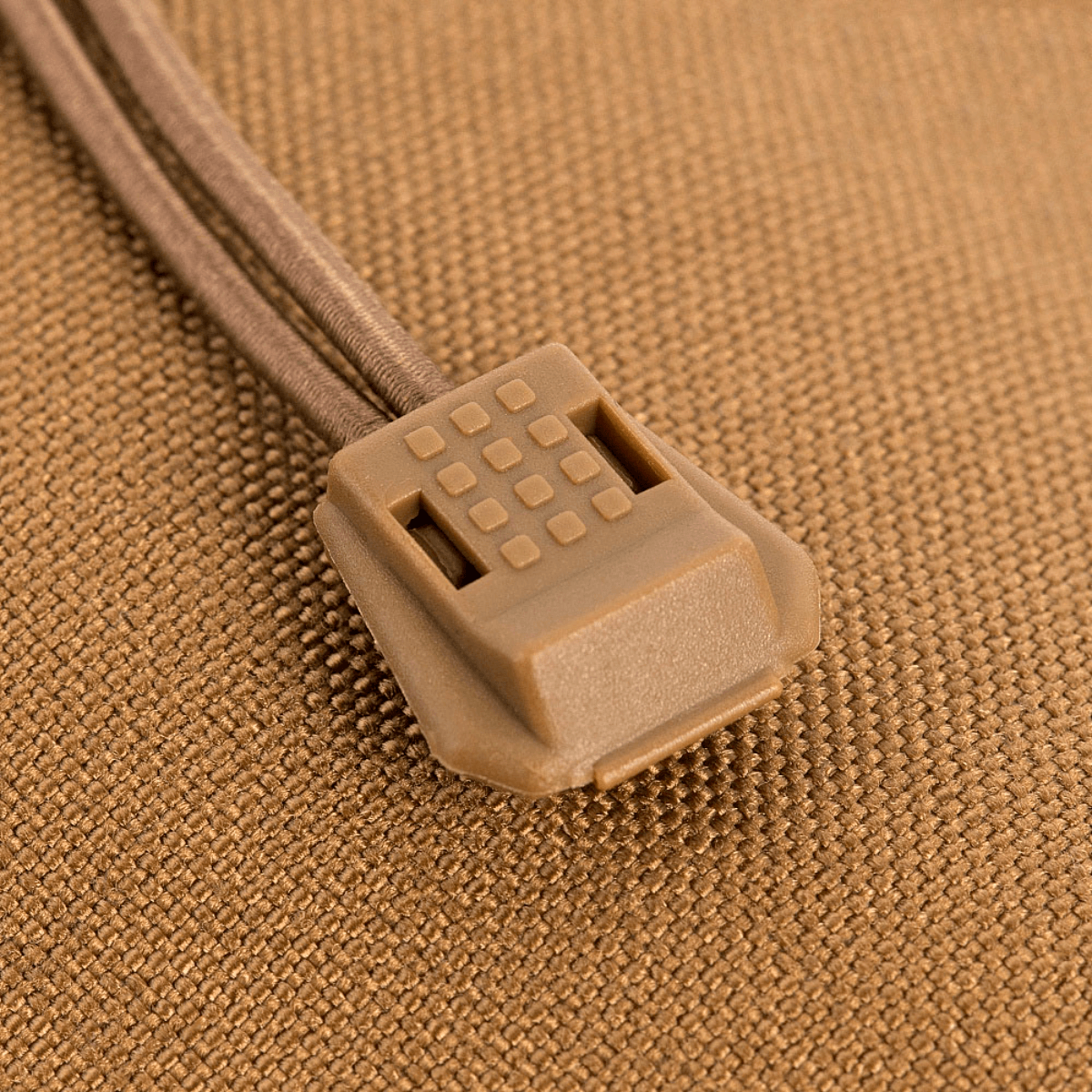 Nærbillede af lukningssystemet på M-Tac Mag Drop Pouch Elite, der viser det hurtig-udløsningssystem for effektiv magasinudskiftning.