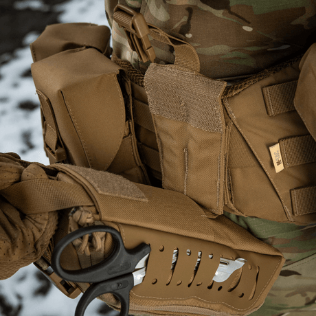 M-Tac Medical Pouch Elite Rip Off taktisk førstehjælpstaske monteret på uniform med værktøj til kritiske situationer