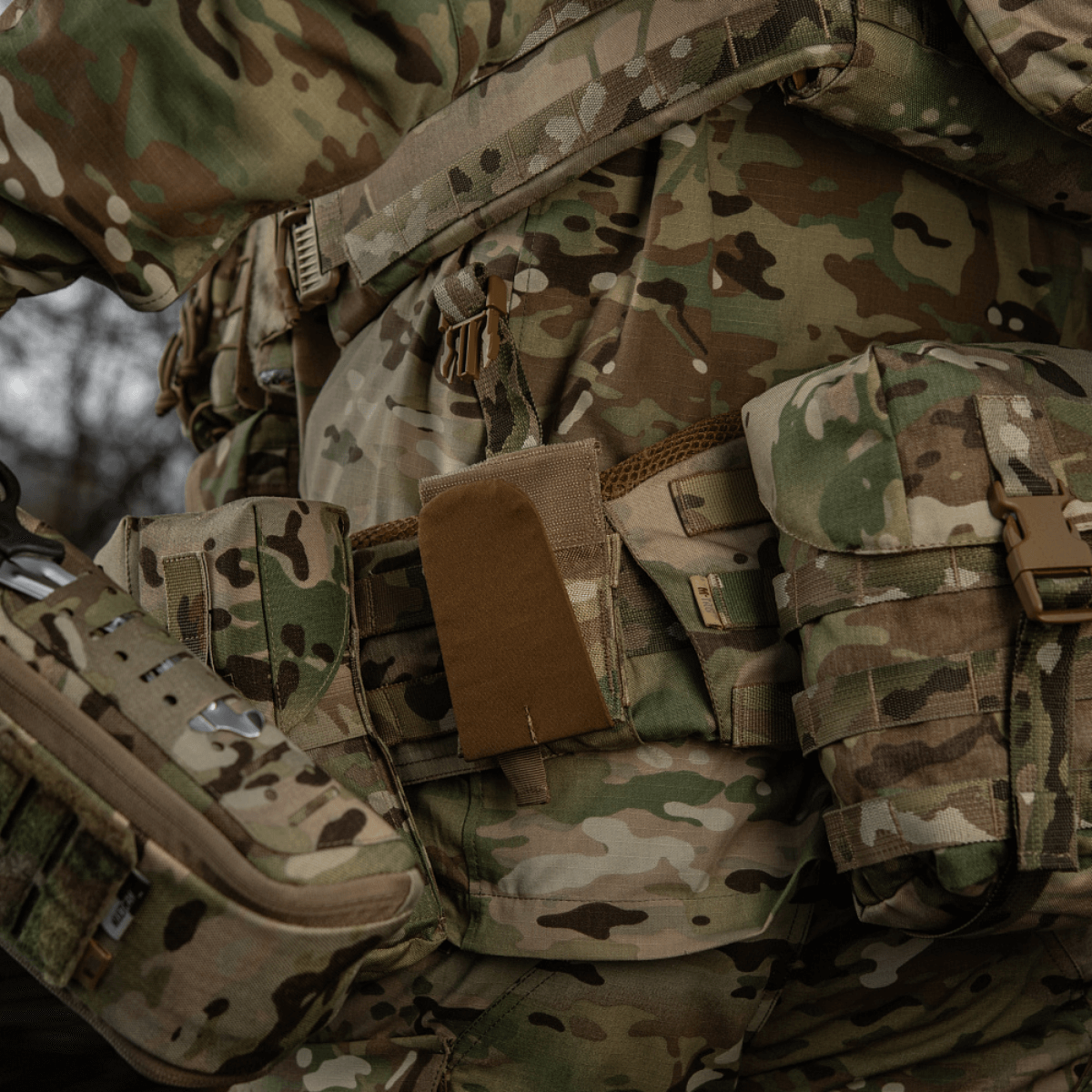 M-Tac Medical Pouch Elite Rip Off taktisk førstehjælpstaske monteret på camouflagedragt