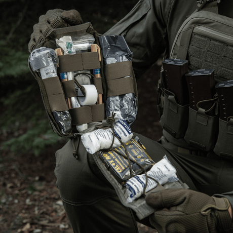 M-Tac Medical Pouch Elite Rip Off i brug, åben med førstehjælpsudstyr organiseret indeni, klar til hurtig adgang i kritiske situationer.