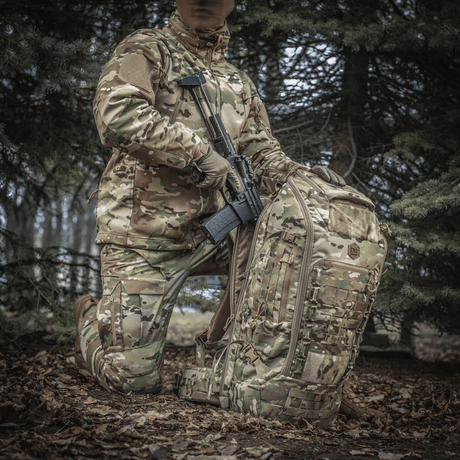 M-Tac Rygsæk Large Gen.III Elite i camoufleret design sammen med taktisk udstyr i skovmiljø