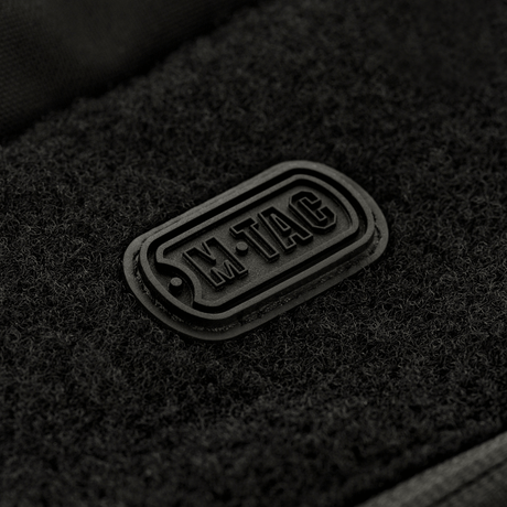 M-Tac Rygsæk Gen.II Elite Large med sort logo i fokus, fremstillet i slidstærkt Cordura-stof for holdbarhed og funktionalitet.