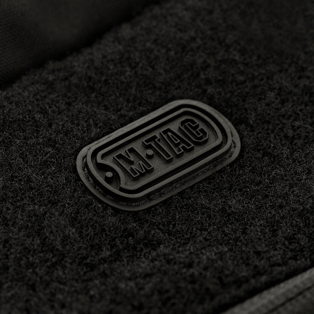 M-Tac Rygsæk Gen.II Elite Large med sort logo i fokus, fremstillet i slidstærkt Cordura-stof for holdbarhed og funktionalitet.