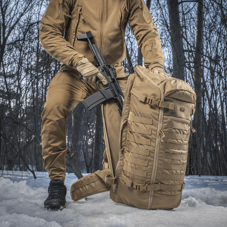 M-Tac Rygsæk Gen.II Elite Large udendørs med et stilrent design og våbenbærer, lavet af slidstærkt Cordura materiale i skovmiljø.