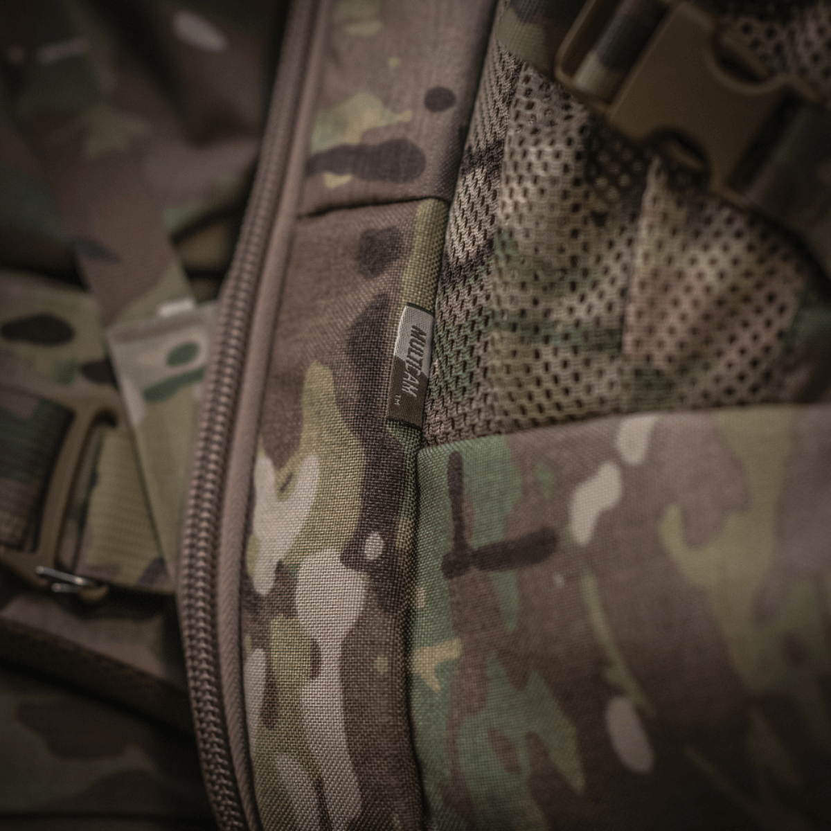 Detalje af M-Tac Rygsæk Large Gen.IV Elite med slidstærkt Cordura materiale i kamuflage design, ideel til udendørs brug.