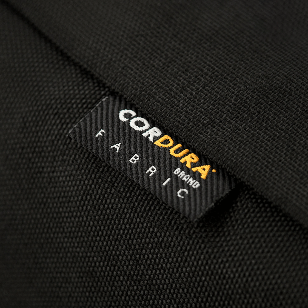 Close-up af Cordura stofmærke på M-Tac Magnet XL Bag Elite skuldertaske.