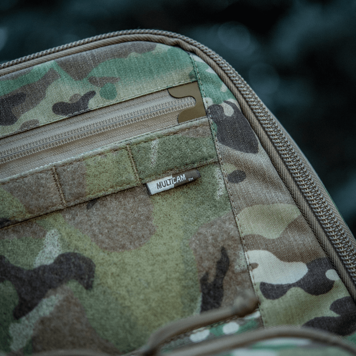 Nærbillede af M-Tac Gun Backpack Case 125 cm Gen.II Elite med camouflage mønster og slidstærk Cordura-materiale.
