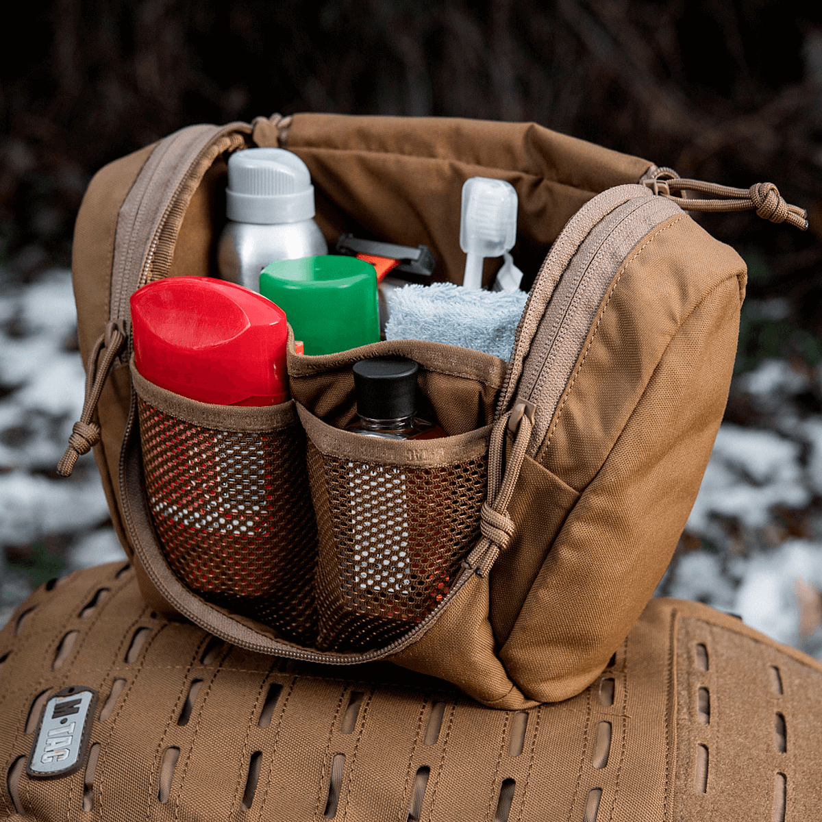 M-Tac Toilettaske Elite Gen.II fyldt med hygiejneartikler i organiseret rum