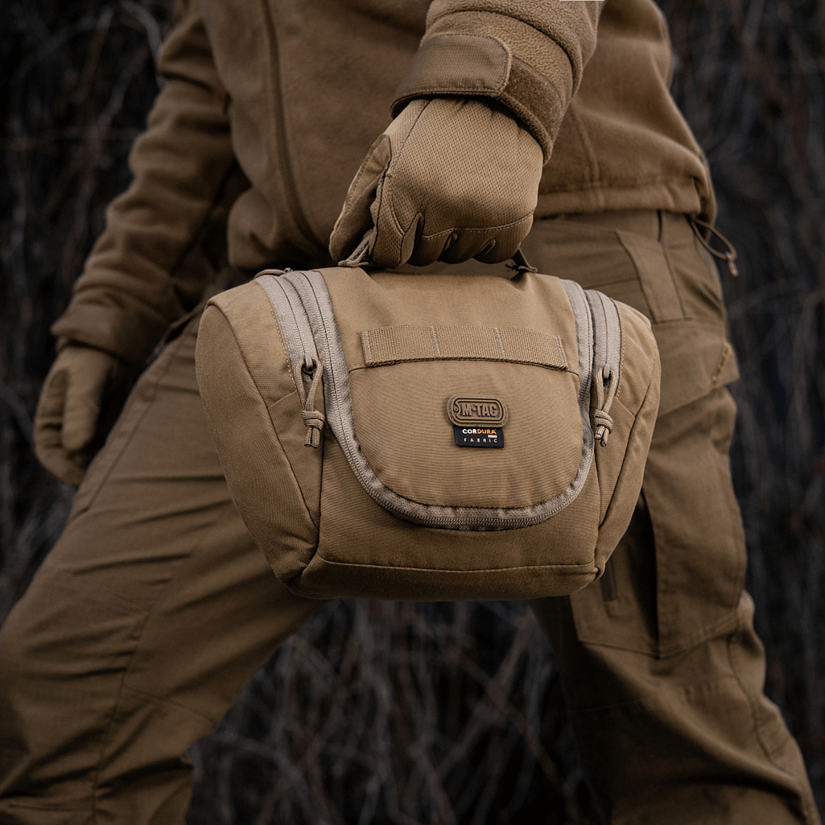 M-Tac Toilettaske Elite Gen.II i brug udendørs, praktisk og kompakt design til opbevaring af hygiejneartikler.