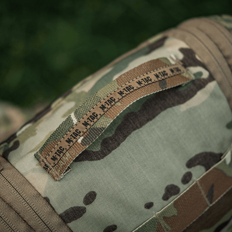 M-Tac Toilettaske Elite Gen.II i camouflage-design på græsplæne