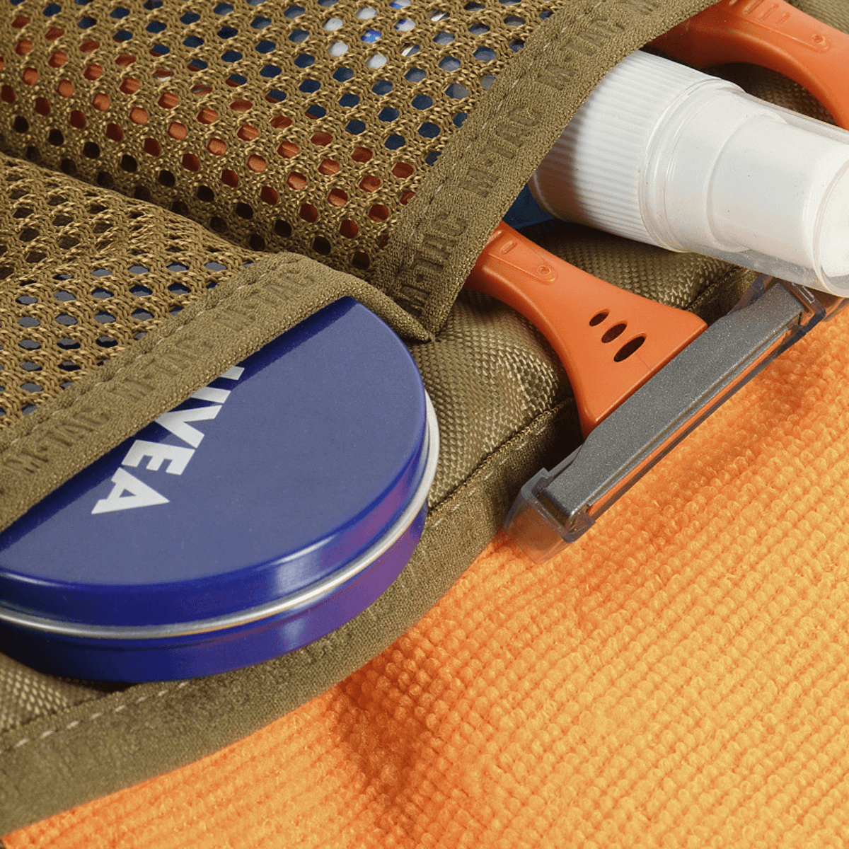 M-Tac Toilettaske Elite Gen.II med hygiejneartikler, barbermaskine, tandpasta og mere til organiseret opbevaring på rejsen.