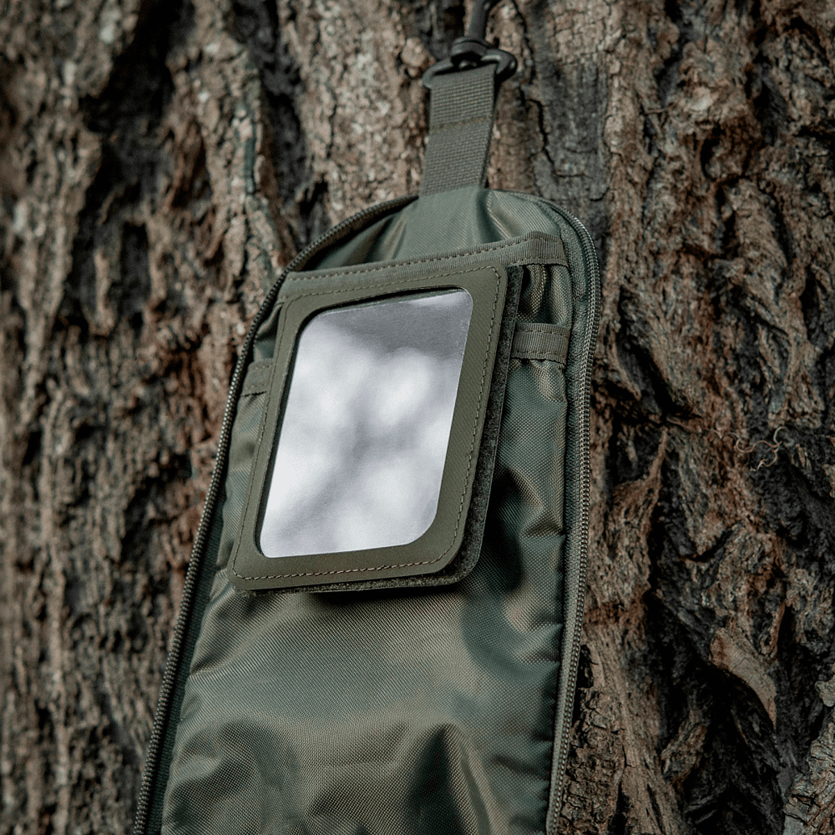 M-Tac Toilettaske Elite Gen.II hængende på træ, udendørs design til hygiejneartikler opbevaring.