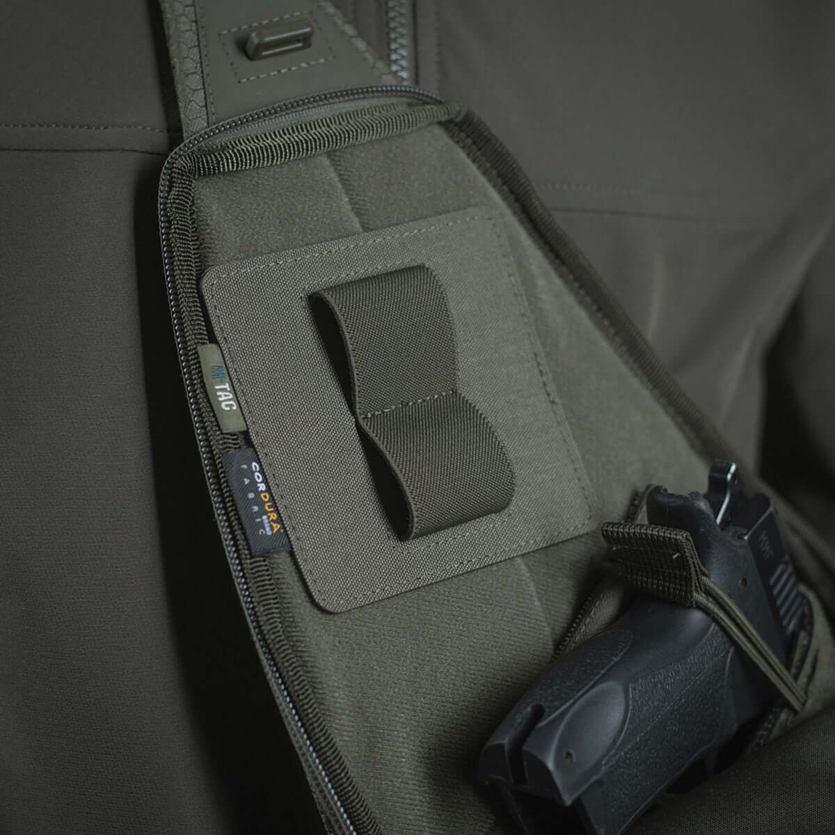 M-Tac Double Mag Pouch Hook Backed Magazine med pistol i taske, passer til M-Tac tasker med Velcro-fastgørelse.