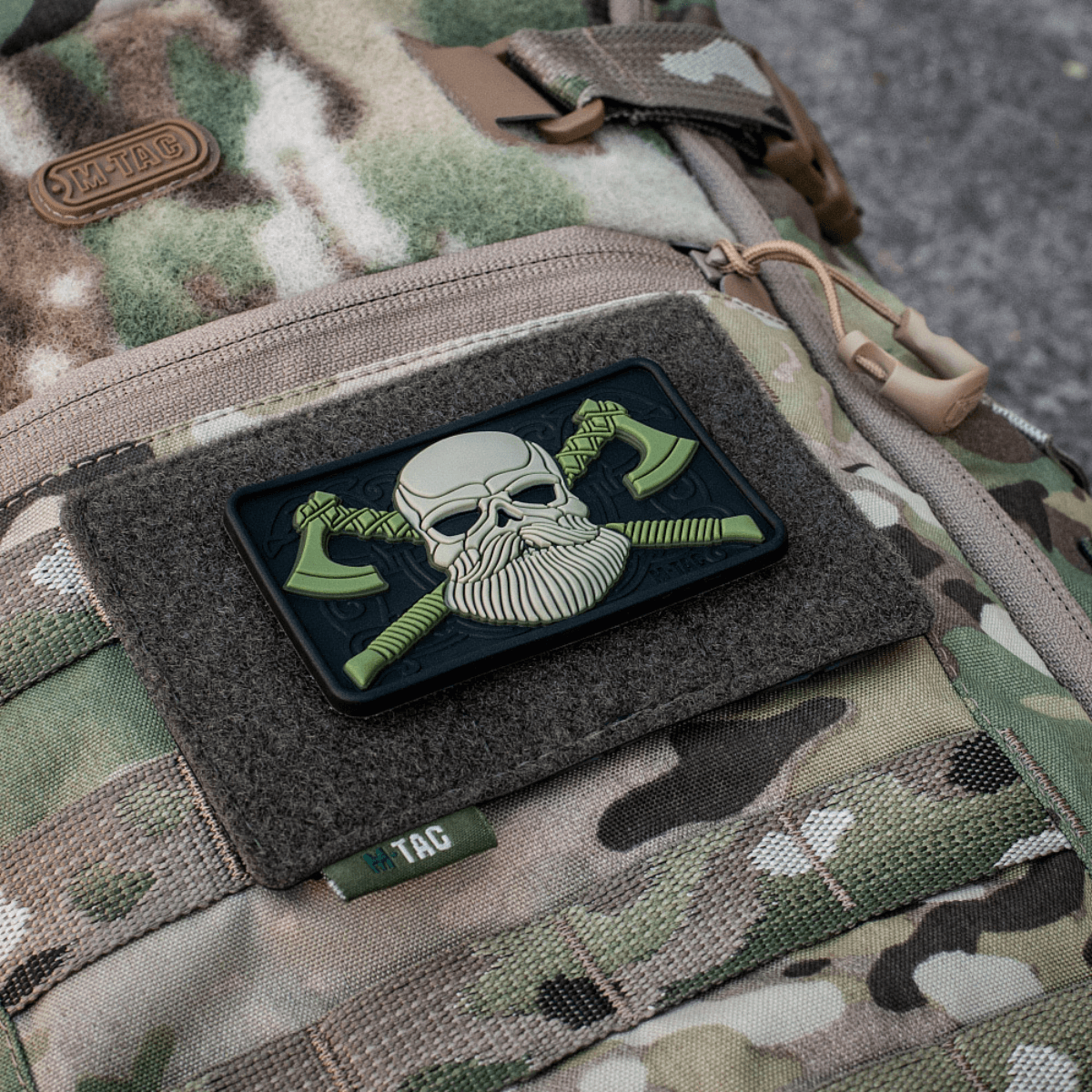 M-Tac Taktisk Morale Patch Display Board Hook og Loop Molle 120x85 fastgjort på camouflage taske med dødningehovedet patch