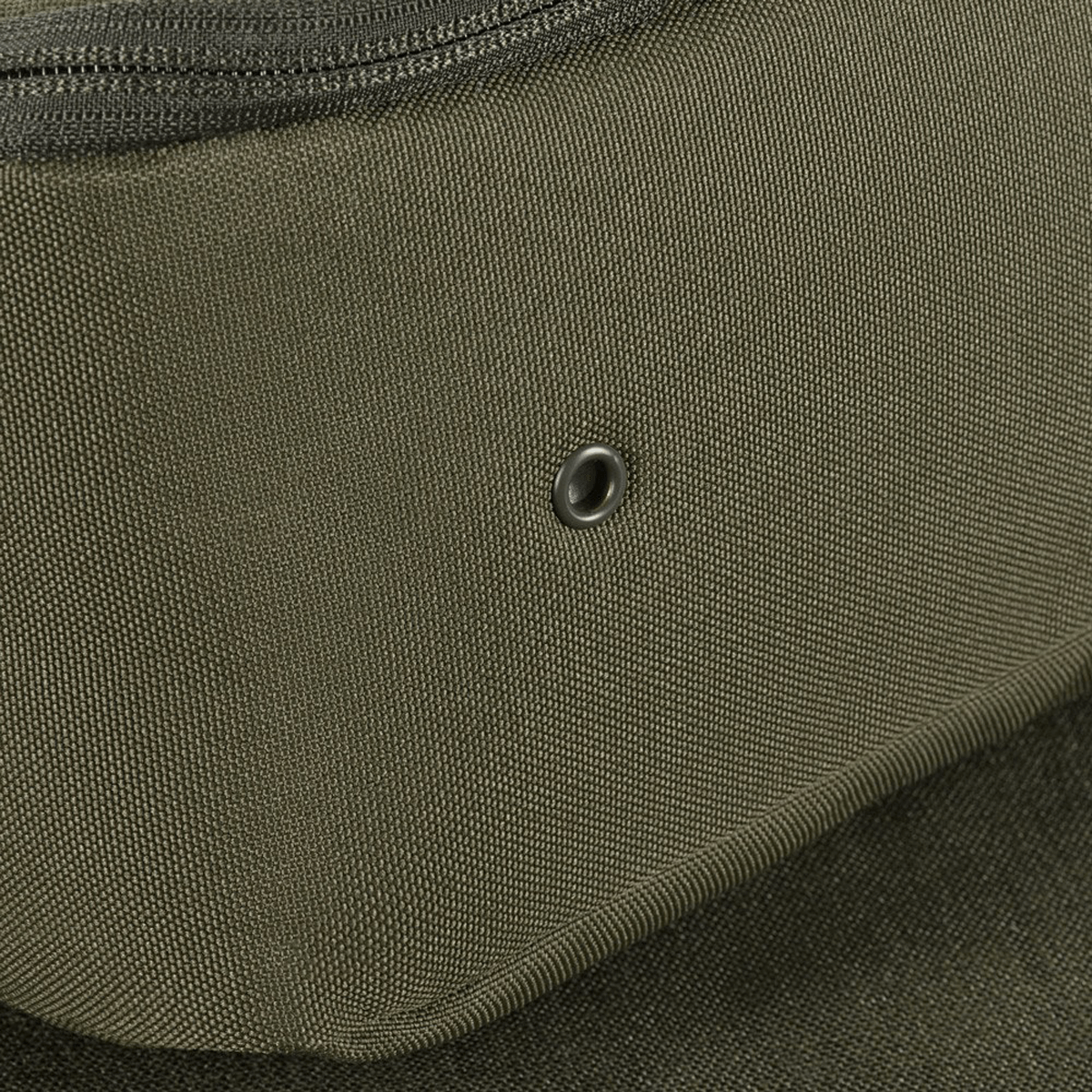 Nærbillede af M-Tac Toilettaske i slidstærk 600D polyester med vandafvisende PVC-belægning, ideel til hygiejneartikler.