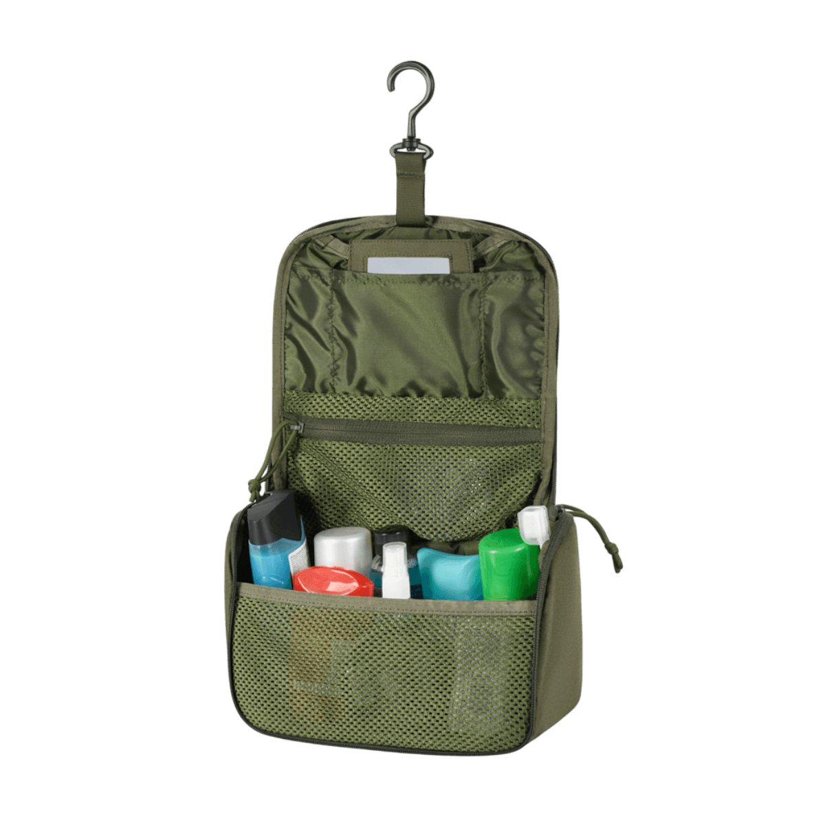 M-Tac Toilettaske i grøn 600D polyester med PVC-belægning, fyldt med hygiejneprodukter som tandpasta og shampoo, hængende åben.
