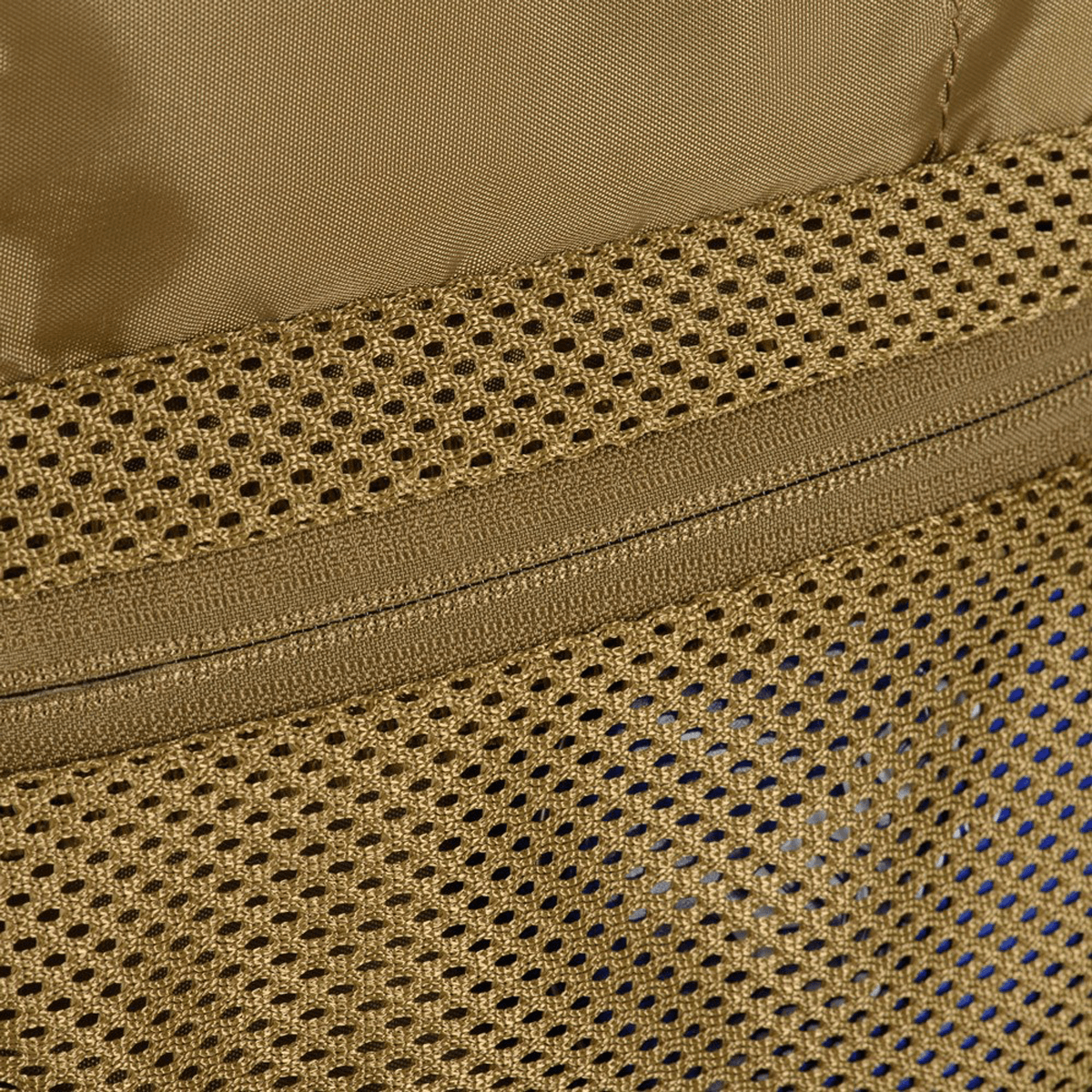 M-Tac Toilettaske i slidstærk 600D polyester med PVC-belægning, netlommedesign for praktisk opbevaring af hygiejneartikler.