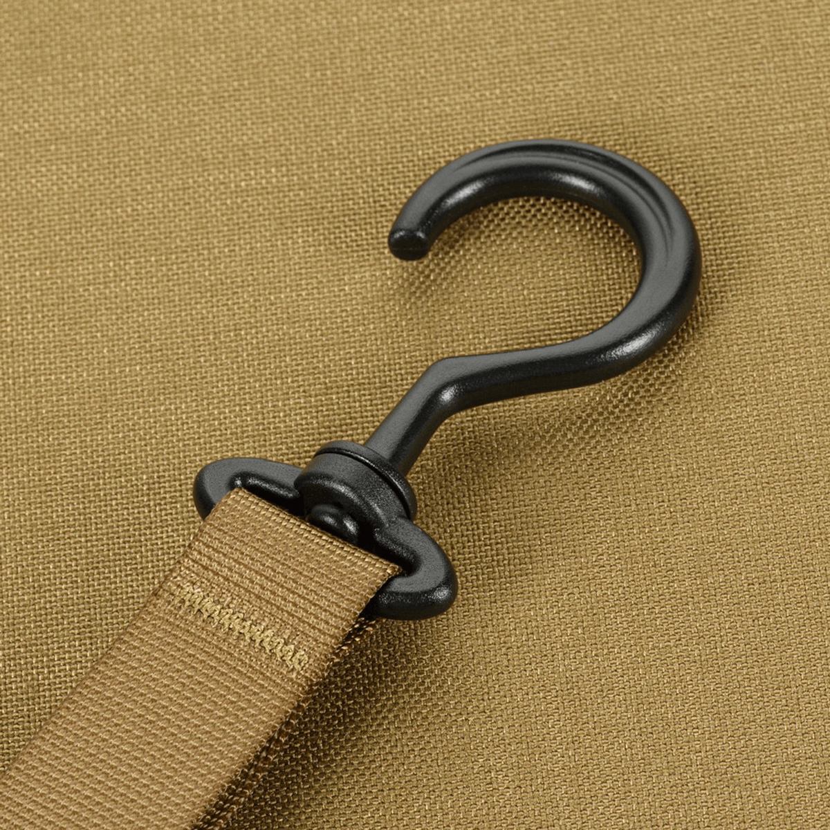 M-Tac Toilettaske krog på vandafvisende 600D polyester stof, viser holdbar og praktisk opbevaringsløsning til rejsehygiejne.